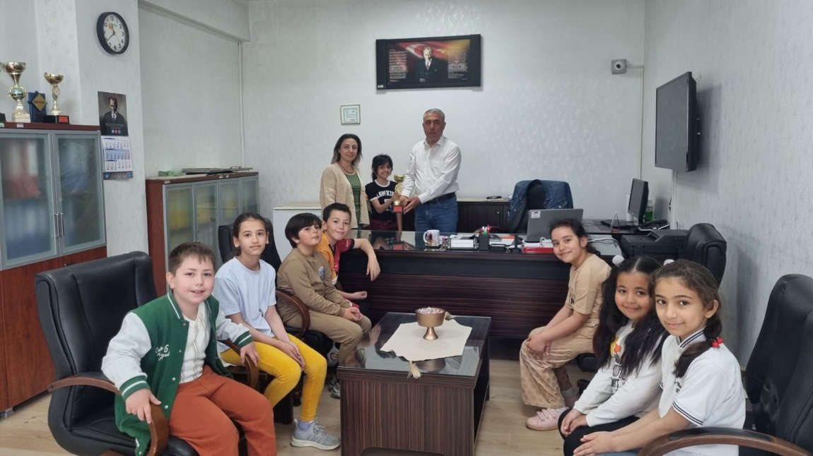 Mergencide Derece Yaparak Kupa Kazanan Öğrencilerimiz Kupayı Okula Teslim Etti